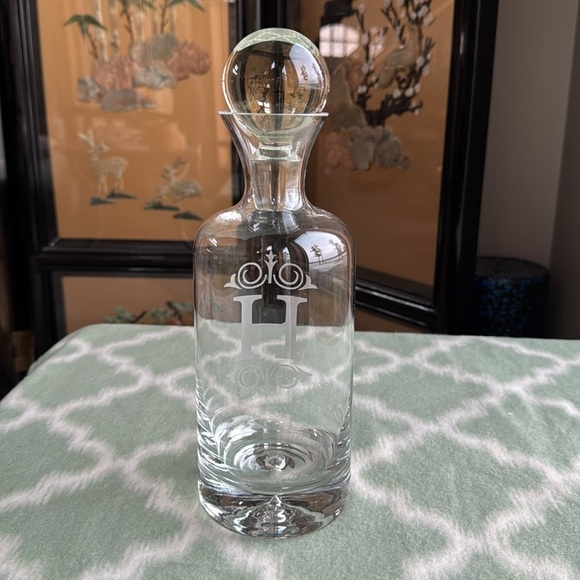 Glass Decanter with Monogram H - Picture 4 of 8